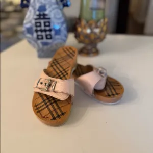 🩷 BURBERRY LIGHT PINK LEATHER CLOGS!