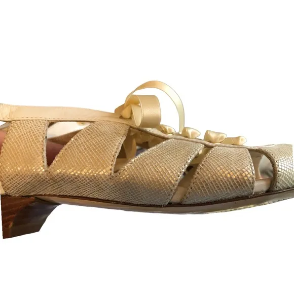 Amalfi by Rangoni Peep Toe Ribbon Lace Heels (narrow)
