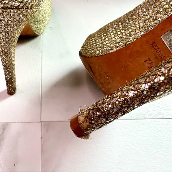 Badgley Mischka Humbie II Gold Glitter Sparkle Peep toe Platform size 7.5