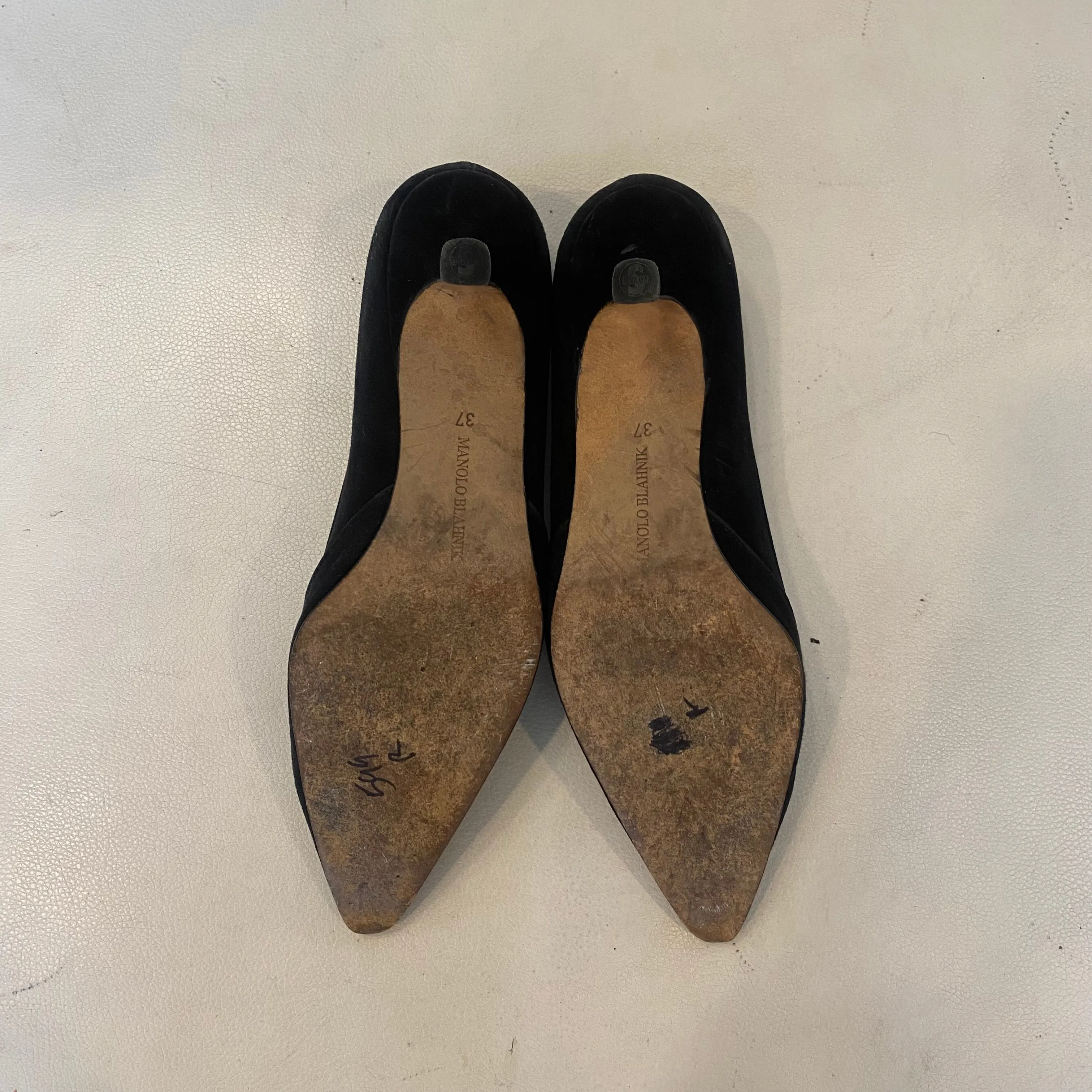 MANOLO BLAHNIK Black Suede Kitten Heels Size 7